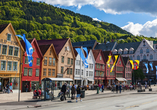 Während eines Stadtrundgangs in Bergen sollten Sie das bekannte Viertel Bryggen keinesfalls verpassen.