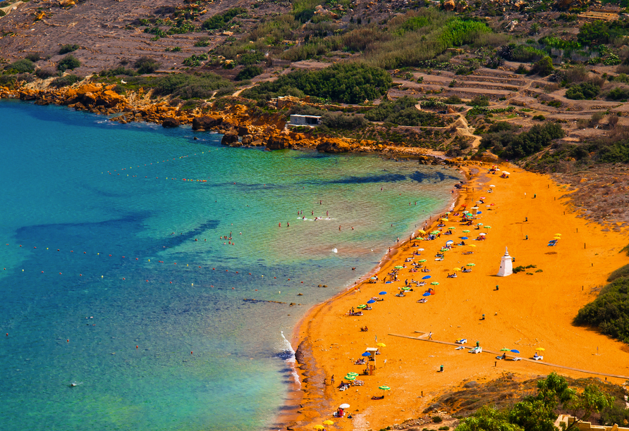 Nutzen Sie Ihre freien Tage, um den rötlich-goldenen Sand von Ramla Bay zu bewundern.