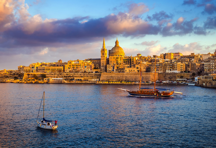 Die Hauptstadt Valletta besticht durch zahlreiche alte Bauwerke, eine wunderschöne Kathedral und malerische Gassen.