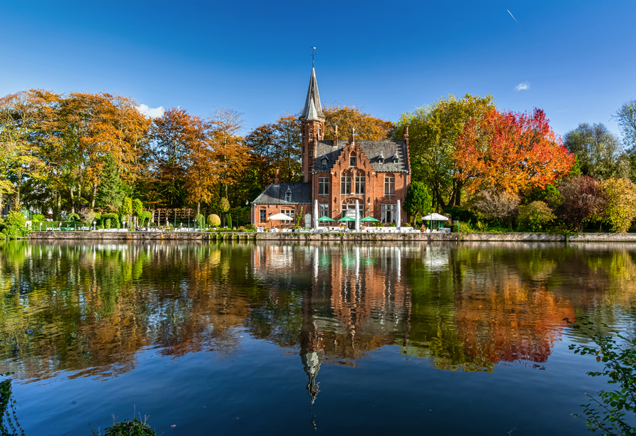 Besuchen Sie das romantische Brügge im Herbst, wenn sich historische Kulissen im goldenen Licht spiegeln.