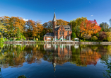 Besuchen Sie das romantische Brügge im Herbst, wenn sich historische Kulissen im goldenen Licht spiegeln.
