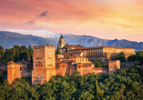 Die Alhambra in Granada thront weit über der Stadt.