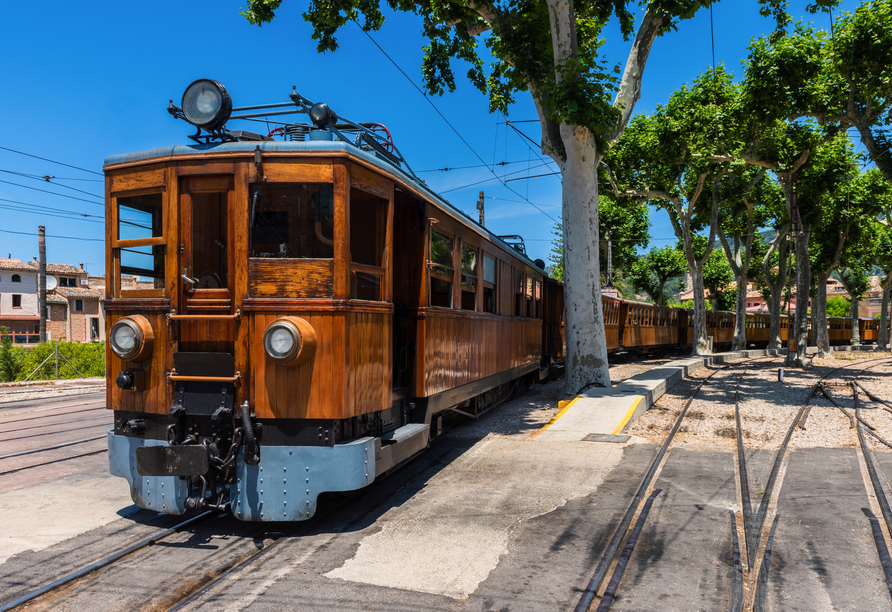 Ausflugstipp: Die historische Schmalspurbahn Tren de Sóller bietet ein nostalgisches Reiseerlebnis zwischen Palma und Sóller.