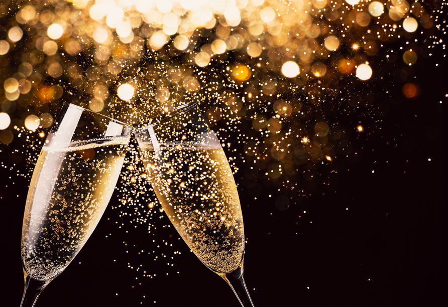 Stoßen Sie um 0 Uhr mit einem Glas Sekt auf das neue Jahr an!