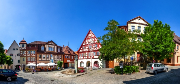 Entdecken Sie die zahlreichen hübschen Fachwerkhäuser von Bad Windsheim.