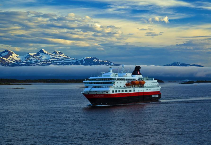 Genießen Sie mit MS Nordnorge eine außergewöhnliche Reise entlang Norwegens Fjorden.