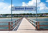 Die Seebrücke von Bansin bietet einen herrlichen Blick auf den Ort und den Strand.