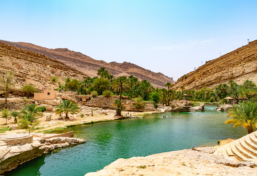 Die Oase Wadi Bani Khalid überrascht Sie mit ihren smaragdgrünen Naturpools.