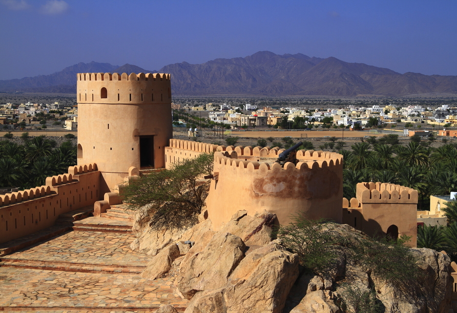 Die historische Festung in Nakhl bezaubert Sie mit einem traumhaften Ausblick auf die umliegenden Dattelhaine.