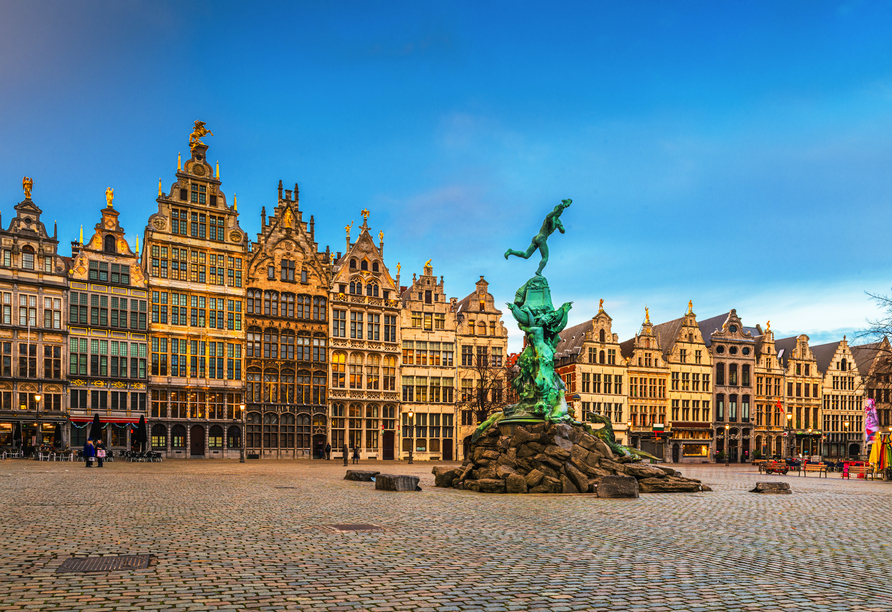 Besuchen Sie den Grote Markt mit dem Rathaus und dem Brabobrunnen im belgischen Antwerpen.