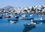 Strahlend blaues Wasser und viele kleine Boote sehen Sie am Hafen von Arrecife auf Lanzarote.  