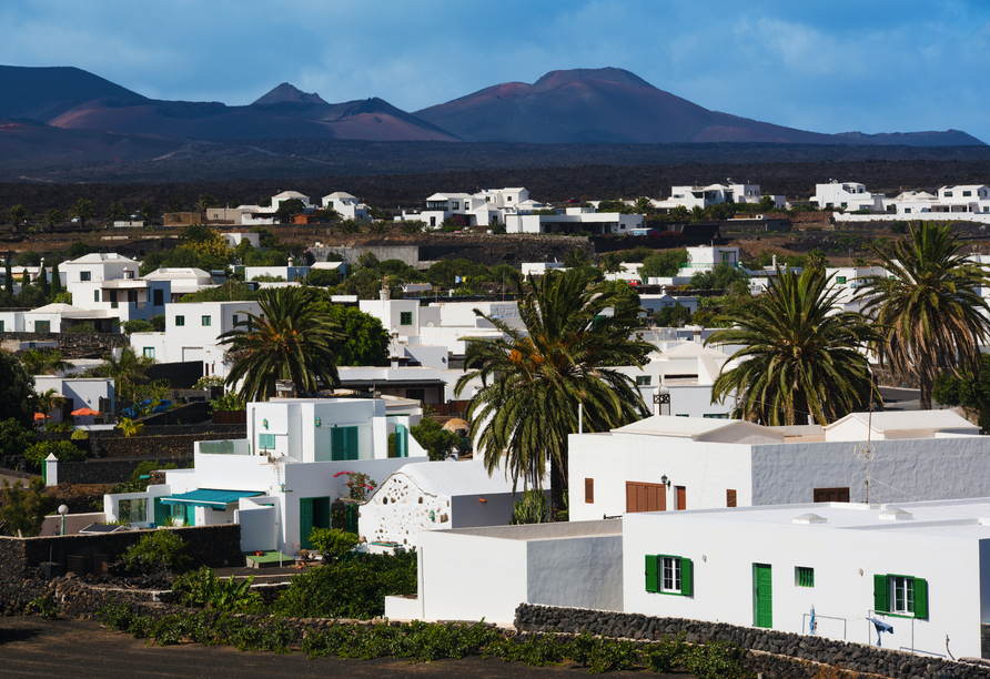 Die hübschen weißen Häuschen der kleinen Dörfer bilden einen herrlichen Kontrast zum dunklen Vulkangestein auf Lanzarote.