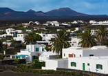 Die hübschen weißen Häuschen der kleinen Dörfer bilden einen herrlichen Kontrast zum dunklen Vulkangestein auf Lanzarote.