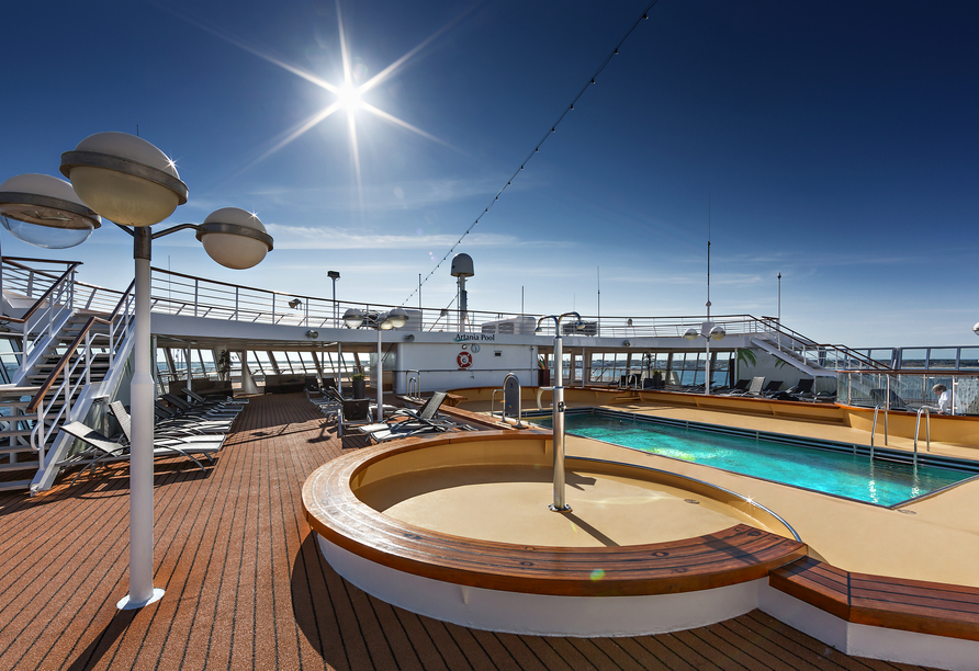 Nutzen Sie das milde Herbst-Klima im Gebiet der Azoren, um noch einmal am Pool zu entspannen.