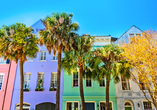 Bewundern Sie die farbenfrohe Rainbow Row in Charleston.