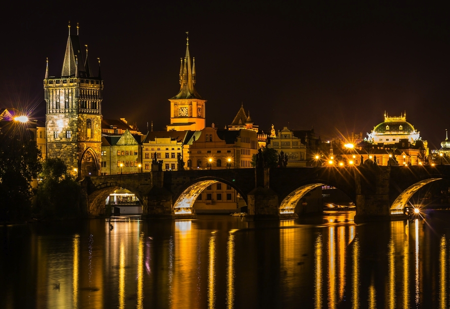 Blick auf die Karlsbrücke in der Nacht