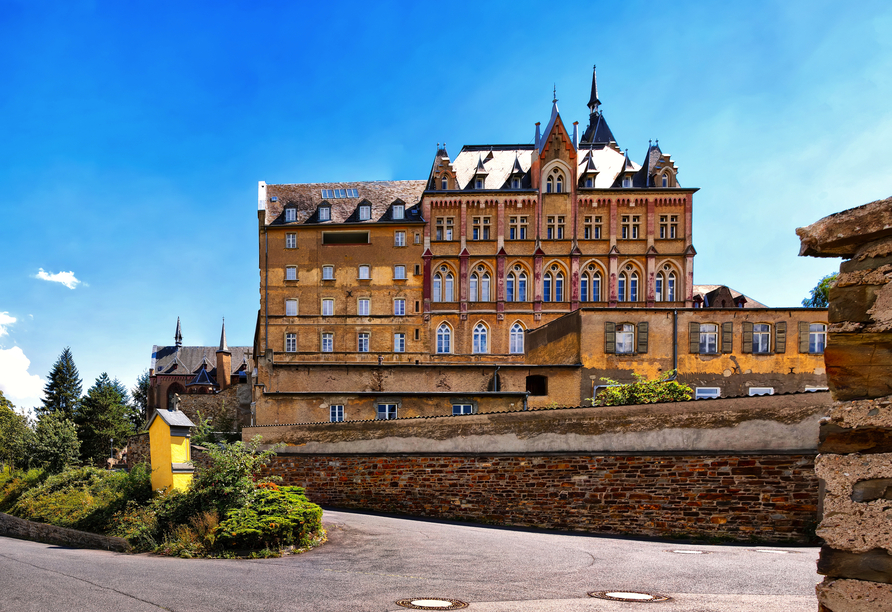 Zahlreiche historische Gebäude, wie auch das Kloster Calvarienberg, prägen das Bild und die kulturelle Vielfalt der Stadt.