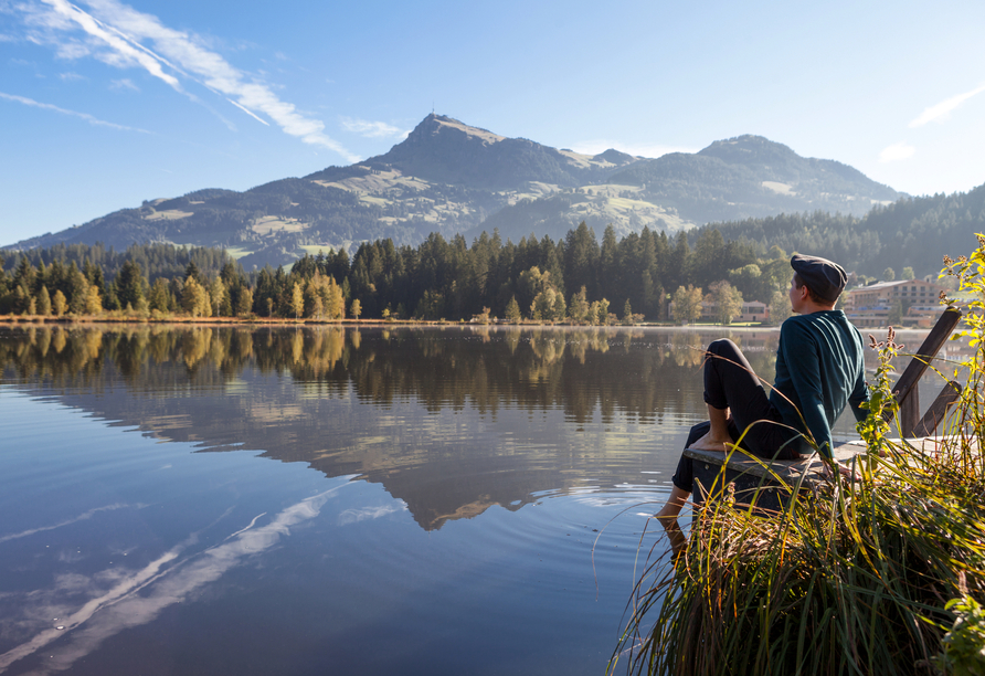 Der Naturbadesee Schwarzsee zwischen Kitzbühel und Reith besticht mit bester Wasserqualität und atemberaubenden Panorama.