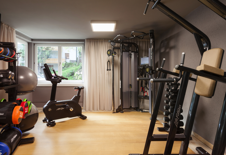 Powern Sie sich im modern ausgestatteten Fitnessraum des Hotels aus.