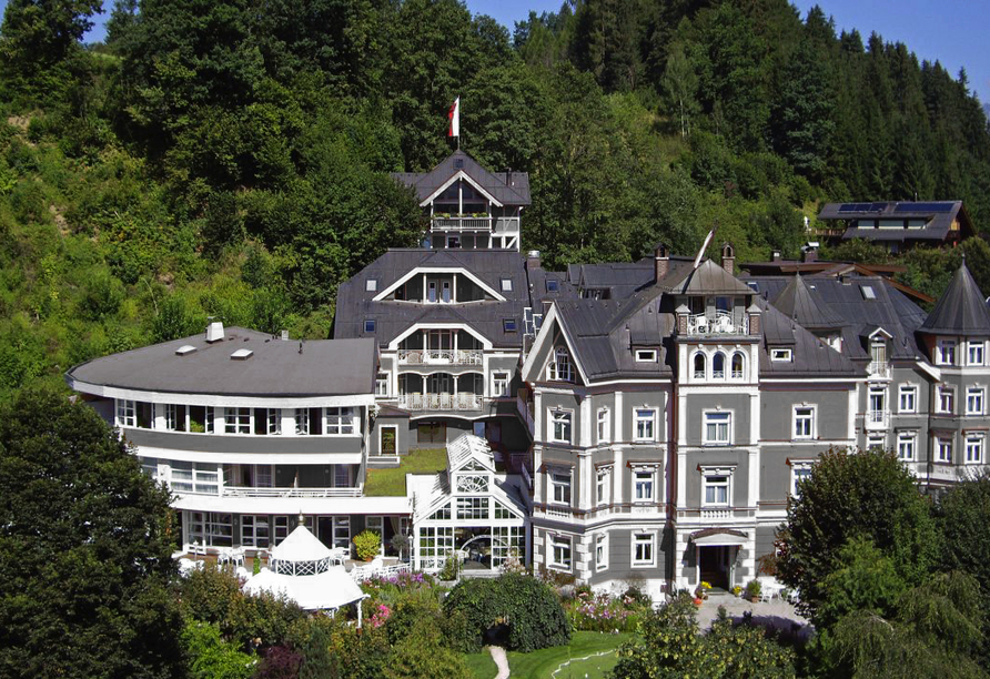 Wie ein Schloss liegt das Erika Boutiquehotel Kitzbühel in den grünen Hang eingebettet.
