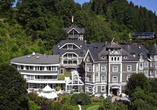 Wie ein Schloss liegt das Erika Boutiquehotel Kitzbühel in den grünen Hang eingebettet.