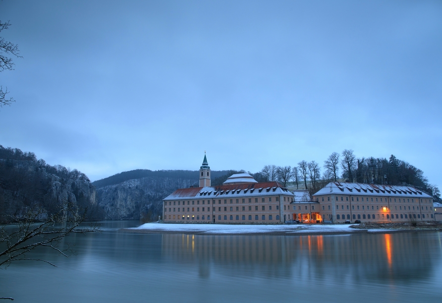 Buchen Sie sich das Ausflugspaket und besuchen Sie das Kloster Weltenburg an der Donau.