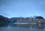 Buchen Sie sich das Ausflugspaket und besuchen Sie das Kloster Weltenburg an der Donau.