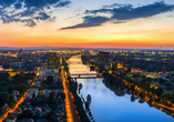 Ein weiter Blick über Mannheim und Ludwigshafen am Rhein.