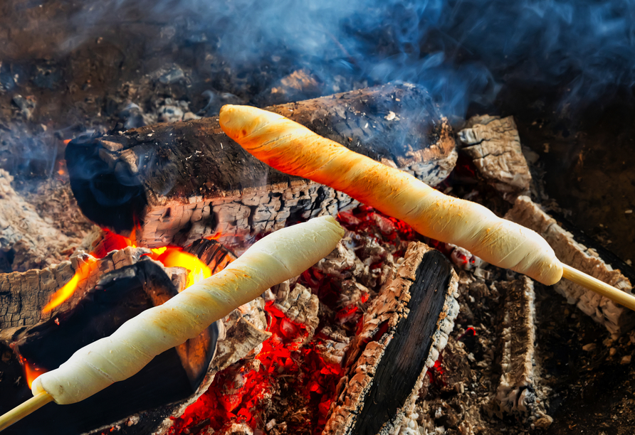 Zum umfangreichen Weihnachtsprogramm gehört unter anderem ein gemeinsames Stockbrotgrillen.