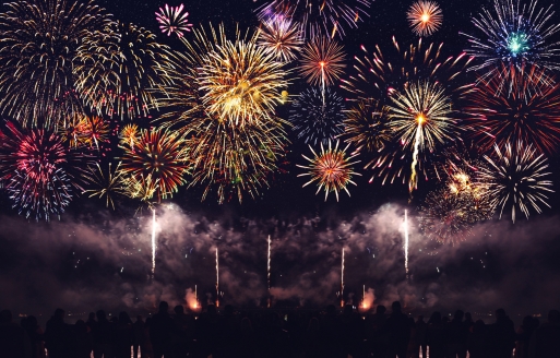 Begrüßen Sie das neue Jahr mit einem wunderschönen Feuerwerk.