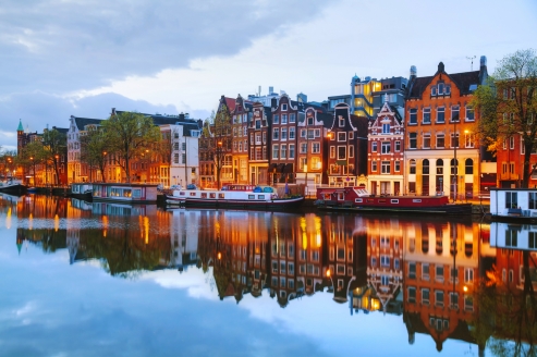 Entdecken Sie mit MS COMPASS OPERA die Schätze der Niederlande und Belgiens – wie die traditionellen Kanalhäuser in Amsterdam.