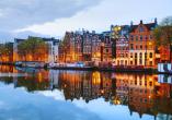 Entdecken Sie mit MS COMPASS OPERA die Schätze der Niederlande und Belgiens – wie die traditionellen Kanalhäuser in Amsterdam.