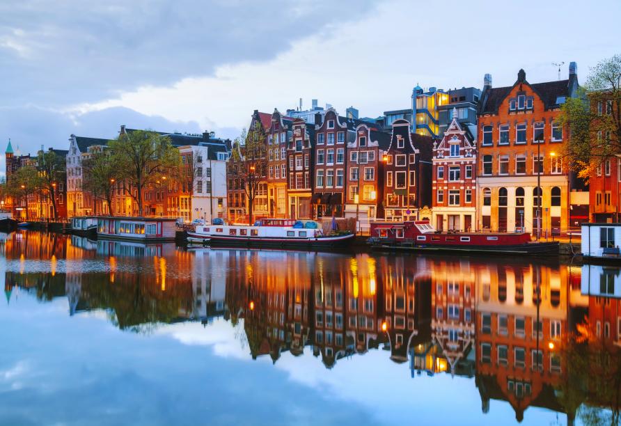 Entdecken Sie mit MS COMPASS OPERA die Schätze der Niederlande und Belgiens – wie die traditionellen Kanalhäuser in Amsterdam.