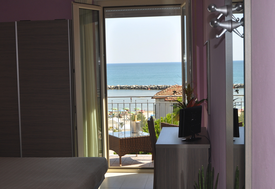 Beispiel eines Doppelzimmers mit Balkon und Meerblick im Hotel Playa Rimini