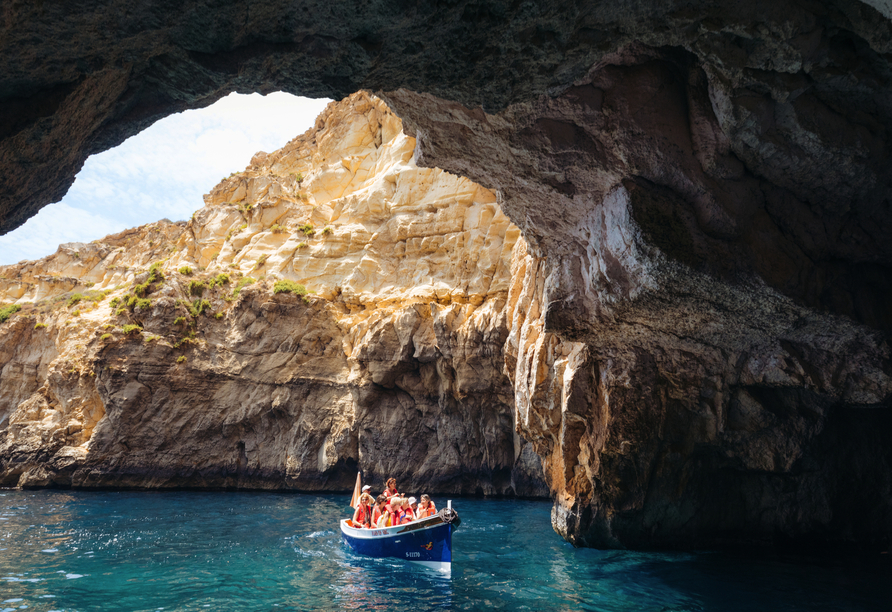 Eine Bootstour in die Blaue Grotte gehört zu den absoluten Reisehighlights – kommen Sie jetzt nach Malta!