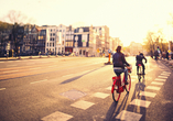 Leihen SIe sich ein Fahrrad und erkunden die niederländische Hauptstadt doch auf zwei Rädern.