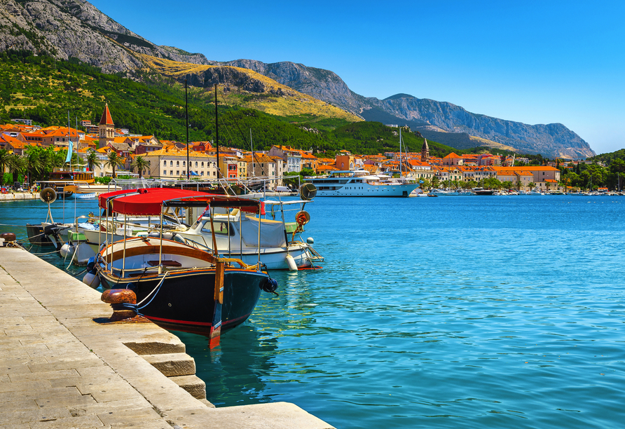 Vom Hafen in Makarska legen täglich Boote ab, mit denen Sie zu den Inseln Kroatiens gelangen.