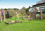 Auf dem Spielplatz können sich die kleinen Gäste austoben.