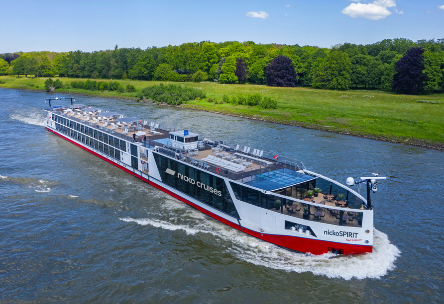 Ihr modernes Schiff nickoSPIRIT begrüßt Sie herzlich.