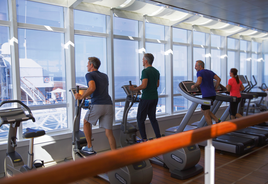 Im Fitnessraum an Bord können Sie sich fit halten.