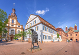 Flanieren Sie durch die Fußgängerzone von Speyer und bewundern Sie die Statue des Jakobspilger und den Dom. 