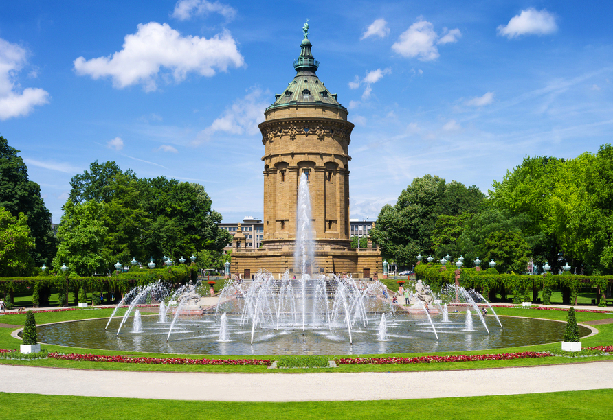 Der Wasserturm ist eines der Wahrzeichen von Mannheim.