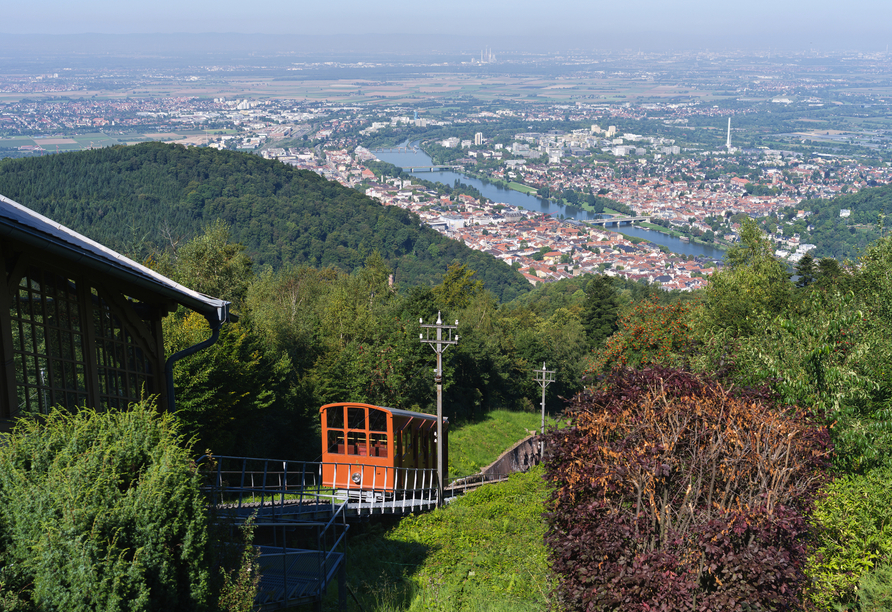 Mit der Bergbahn gelangen Sie bequem zum Heidelberger Schloss.