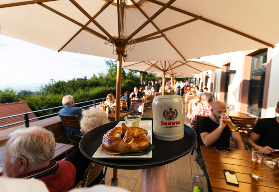 Der Biergarten der Bergstube lädt zum Verweilen ein. 