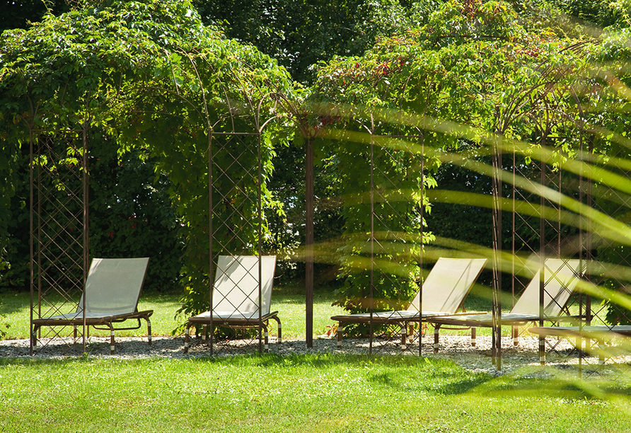 Im Garten des Hotels finden Sie Ruhe und Entspannung.