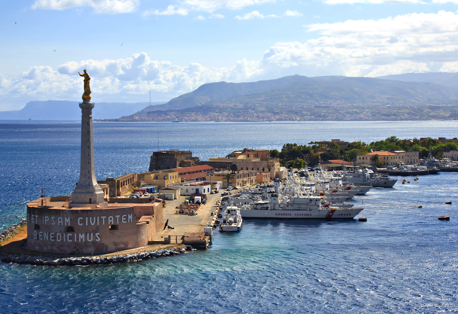 Bereits die Einfahrt Ihres Kreuzfahrtschiffes in den Hafen von Messina ist ein Highlight! 