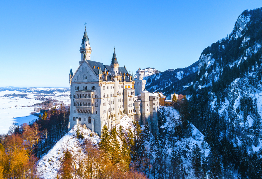 Die märchenhafte Winterlandschaft am nahegelegenen Schloss Neuschwanstein sollten Sie nicht verpassen.