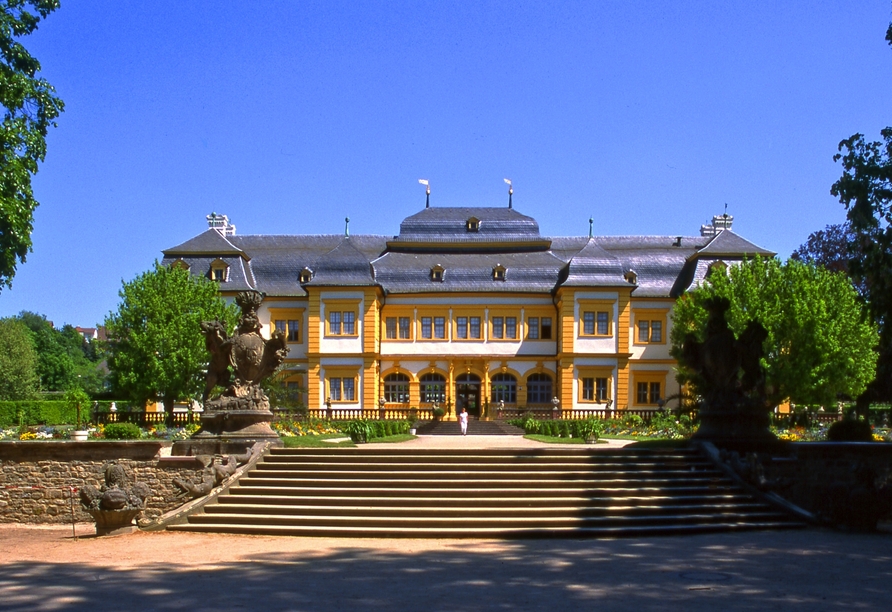 Veitshöchheim begrüßt Sie mit zahlreichen Sehenswürdigkeiten wie dem Schloss mit Rokokogarten.
