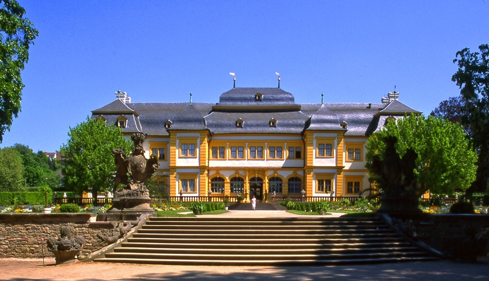 Veitshöchheim begrüßt Sie mit zahlreichen Sehenswürdigkeiten wie dem Schloss mit Rokokogarten.