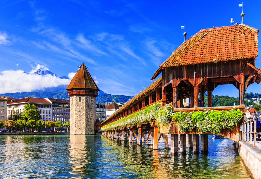 Statten Sie Luzern mit der Kapellbrücke und dem Wasserturm einen Besuch ab. 